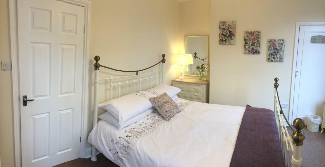 Browns Holiday Cottage Filey Extérieur photo